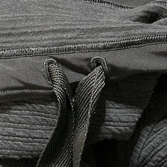 Lululemon Women's Textured Pullover 1/4 Zip Black Size M/L Mock Neck Cropped - Picture 7 of 9